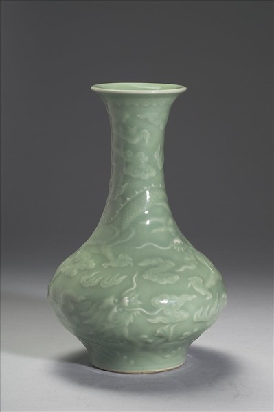 青瓷印花雲龍紋長頸瓶
