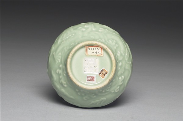 青瓷印花雲龍紋長頸瓶