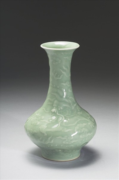 青瓷印花雲龍紋長頸瓶- 故宮