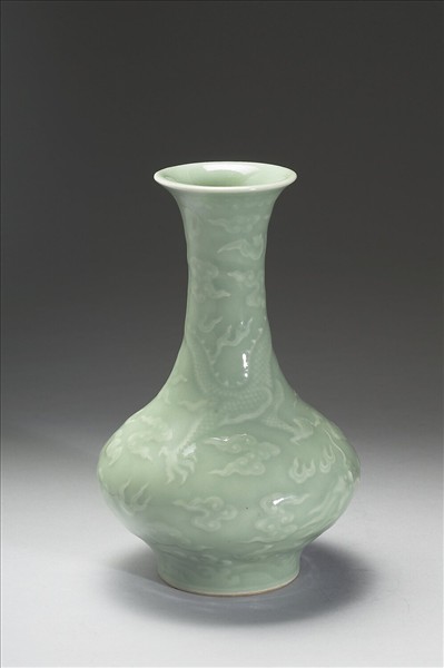 青瓷印花雲龍紋長頸瓶