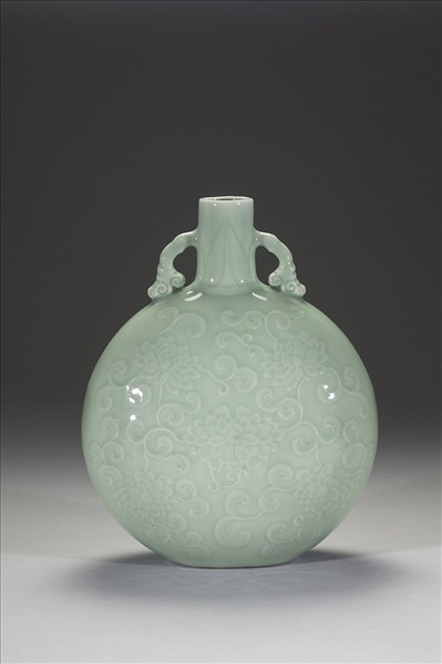 青瓷拱花花卉紋雙耳扁壺