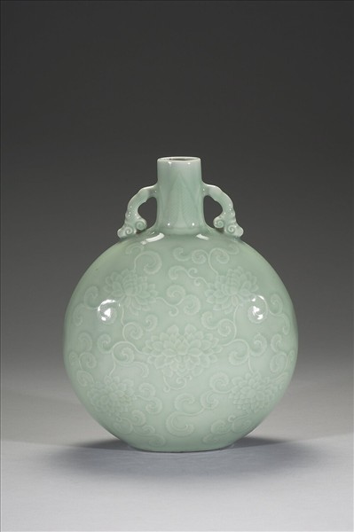 青瓷拱花花卉紋雙耳扁壺