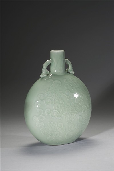 青瓷拱花花卉紋雙耳扁壺