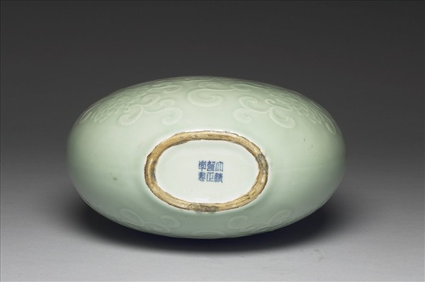 青瓷拱花花卉紋雙耳扁壺