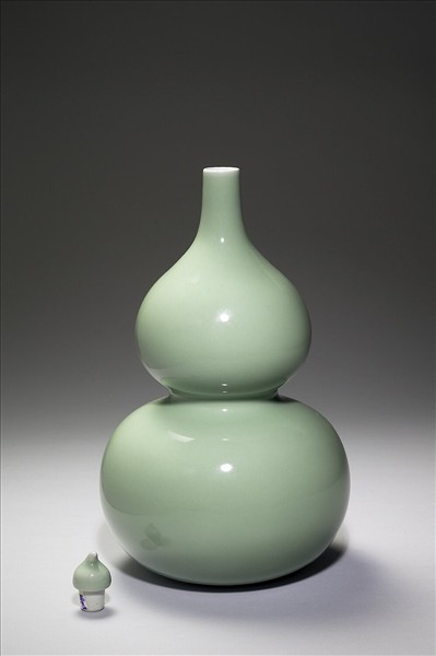 青瓷帶蓋葫蘆瓶