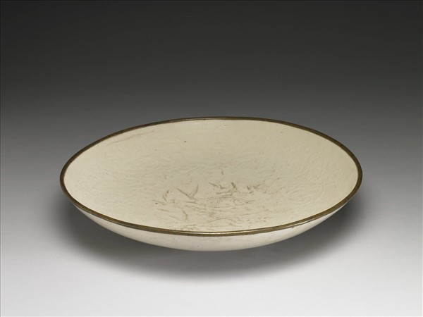 定窯 白磁陵花小盤 陰刻双魚紋 宋時代 擺件 古玩 中国美術 621b 定窯 白磁陵花小盤 陰刻双魚紋 宋時代 擺件 古玩 中国美術 621b 定窯