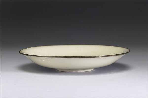 定窯 白瓷劃花螭龍紋盤