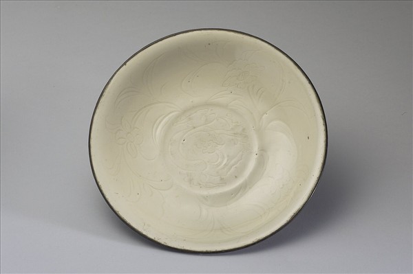 定窯 白瓷劃花螭龍紋盤