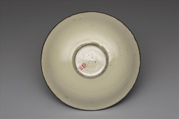 定窯 白瓷劃花螭龍紋盤