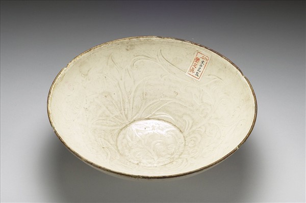 定窯 白瓷劃花花卉紋碗