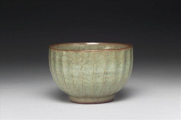 龍泉窯 青瓷菱花式洗