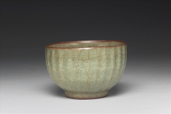 龍泉窯 青瓷菱花式洗