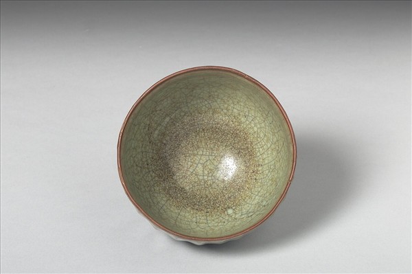 龍泉窯 青瓷菱花式洗