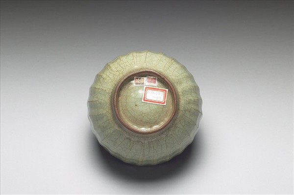 龍泉窯 青瓷菱花式洗