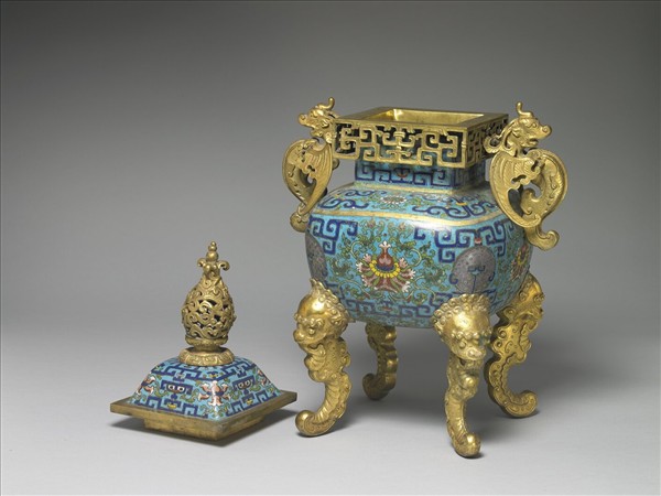 掐絲琺瑯螭耳四足鼎