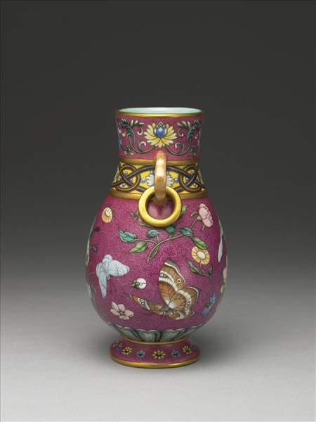 洋彩紅地花蝶紋活環耳瓶