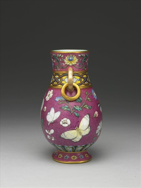 洋彩紅地花蝶紋活環耳瓶
