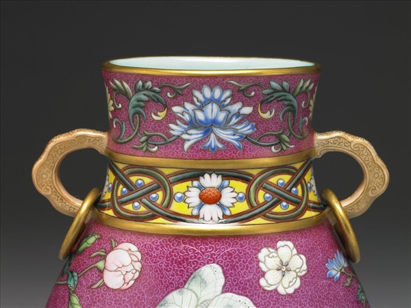 洋彩紅地花蝶紋活環耳瓶