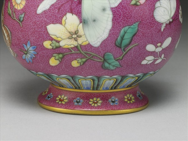 洋彩紅地花蝶紋活環耳瓶