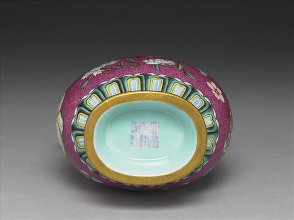 洋彩紅地花蝶紋活環耳瓶