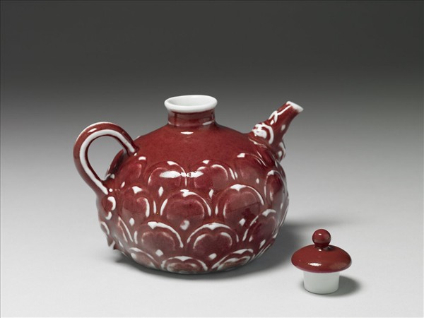 紅釉刻花蓮瓣紋滷壺