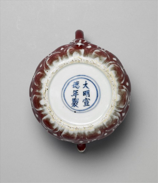 紅釉刻花蓮瓣紋滷壺