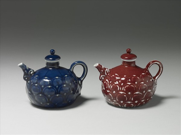 紅釉刻花蓮瓣紋滷壺