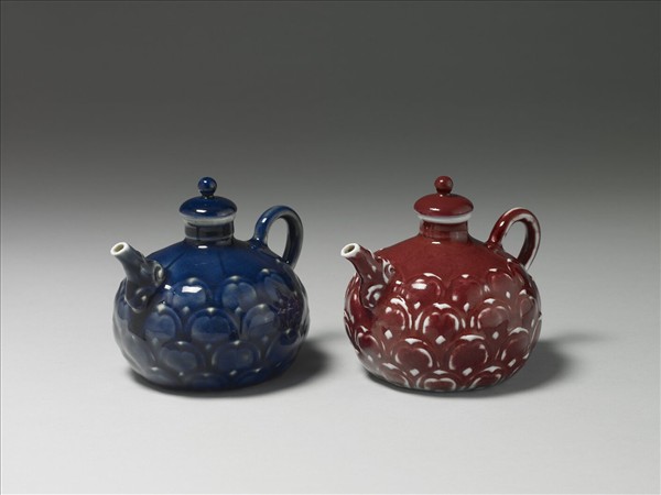 紅釉刻花蓮瓣紋滷壺