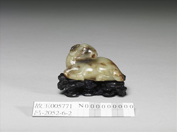 玉褐班回首臥羊