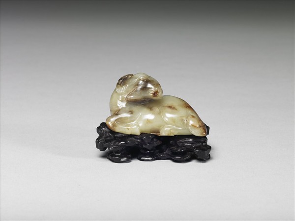 玉褐班回首臥羊