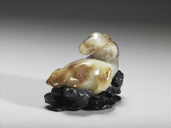 玉褐班回首臥羊