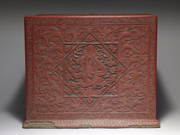 剔紅雲龍紋小櫃多寶格