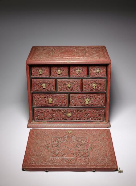 剔紅雲龍紋小櫃多寶格