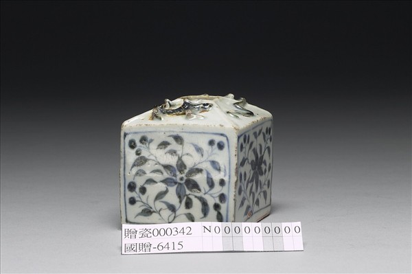 青花花卉紋蟠螭方罐