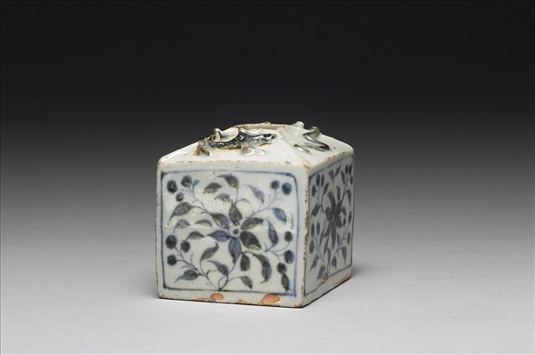 青花花卉紋蟠螭方罐