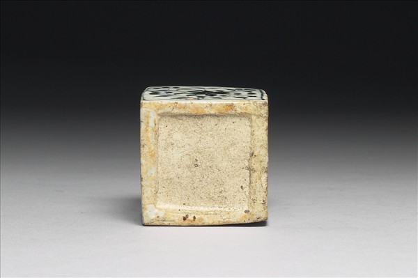 青花花卉紋蟠螭方罐