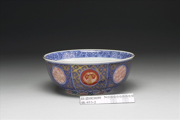 日本 有田窯 青花五彩描金團花紋碗 