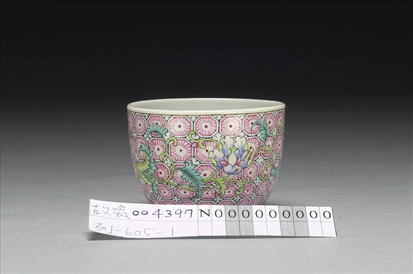 琺瑯彩錦地花卉紋酒鍾