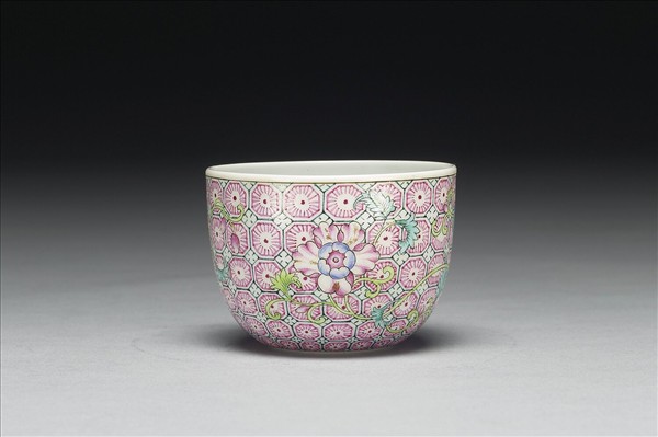 琺瑯彩錦地花卉紋酒鍾