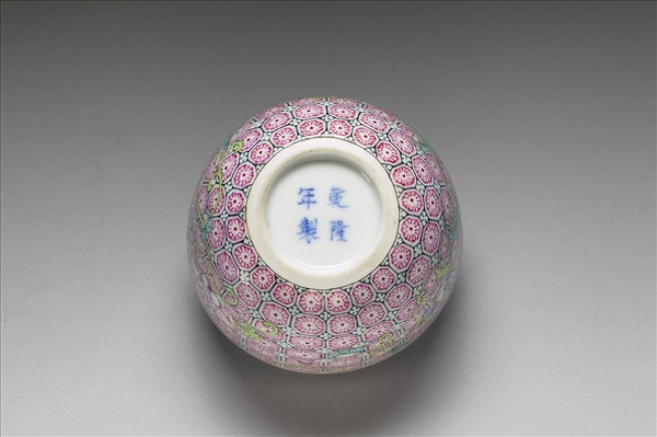 琺瑯彩錦地花卉紋酒鍾