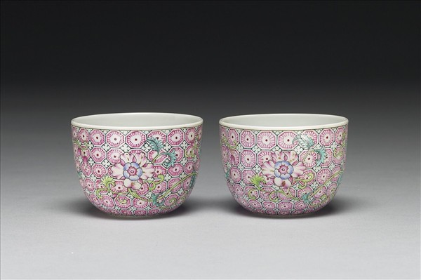 琺瑯彩錦地花卉紋酒鍾