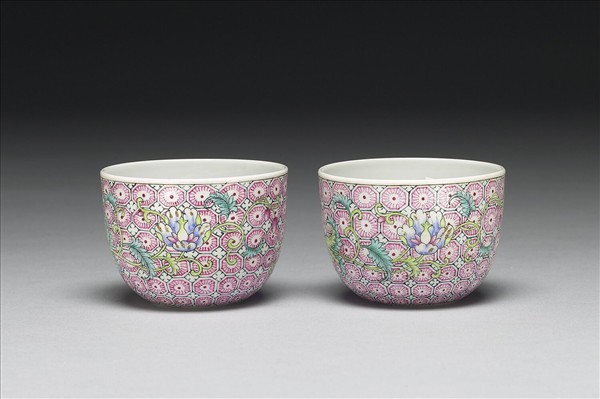 琺瑯彩錦地花卉紋酒鍾