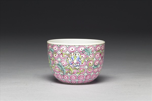 琺瑯彩錦地花卉紋酒鍾
