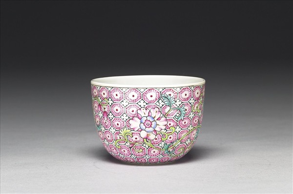 琺瑯彩錦地花卉紋酒鍾