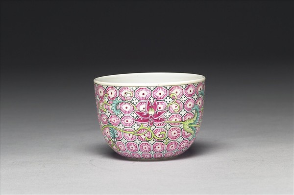 琺瑯彩錦地花卉紋酒鍾