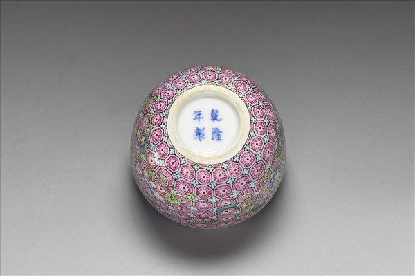 琺瑯彩錦地花卉紋酒鍾