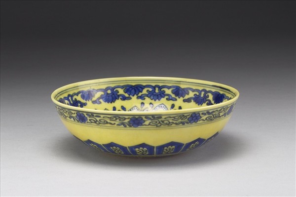 黃釉青花花卉紋碗