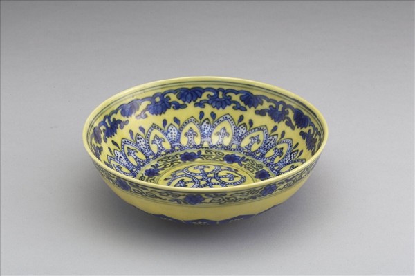 黃釉青花花卉紋碗