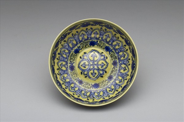 黃釉青花花卉紋碗