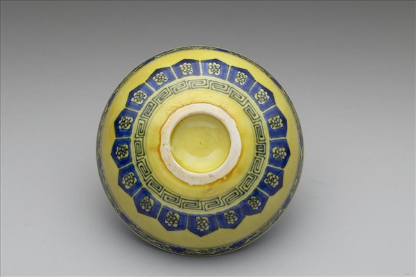 黃釉青花花卉紋碗